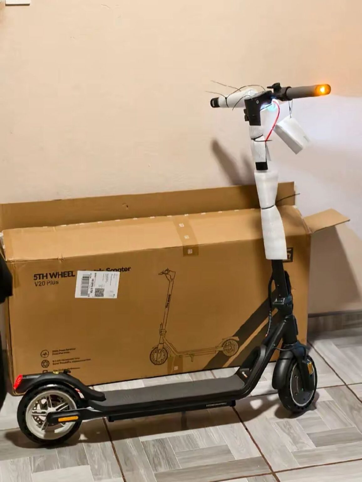 481e6d4d-3c0f-4f3b-8249-cb26e4a0480c-1156x1536 5TH WHEEL V20 Plus Electric Scooter - Image 1