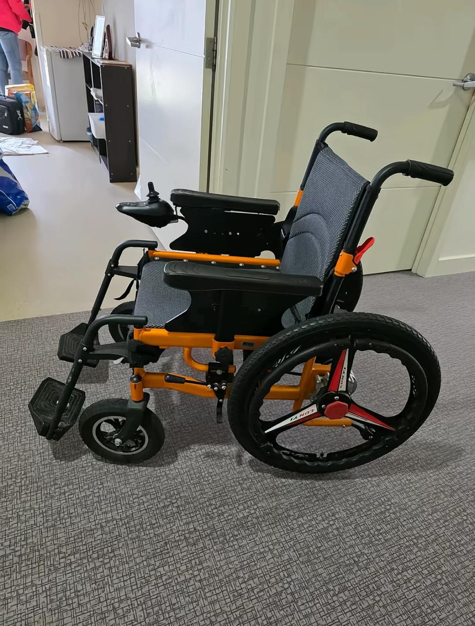 lightweight-electric-wheelchair lightweight electric wheelchair - Image 1
